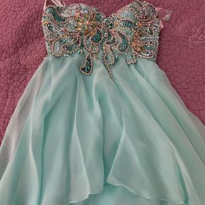 Size 4 NWT short in front longer in the back